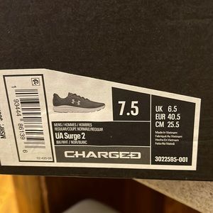 Under Armour mens black /grey 7.5. New!!